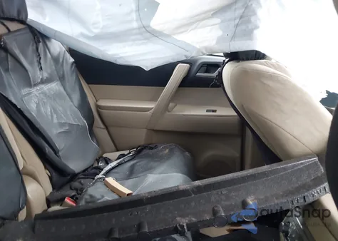 2012 Toyota Highlander Base V6 z USA, uszkodzony, nr VIN 5TDBK3EH3CS155727